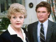 Auf der Suche nach ihrem alten Freund John Winslow besucht Jessica Fletcher (Angela Lansbury) seine Ehefrau Maude. Dort trifft sie auch deren Bruder Adam Paulson (Andrew Stevens) an, welcher zu Besuch erschienen ist.