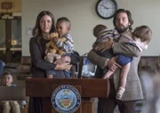 Vor dem Gericht müssen Rebecca (Mandy Moore, l.) und Jack (Milo Ventimiglia, r.) Überzeugungsarbeit leisten, um Randall adoptieren zu dürfen ...