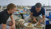 V.l.: Sohn Rocco D'Acampo und Vater Gino D'Acampo essen am Hafen
