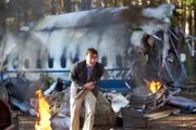 Seol (gespielt von Daniel Lee) krabbelt blutüberströmt und unter Schock aus dem Wrack des Air China Fluges 129. (Bildnachweis: Cineflix/Steven Lungley)