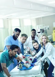 (3. Staffel) - Atlanta Medical - Artwork - (v.l.n.r.) Dr. Devon Pravesh (Manish Dayal); AJ Austin (Malcolm-Jamal Warner); Dr. Randolph Bell (Bruce Greenwood); Dr. Mina Okafor (Shaunette Renée Wilson); Conrad Hawkins (Matt Czuchry); Nicolette Nevin (Emily VanCamp)