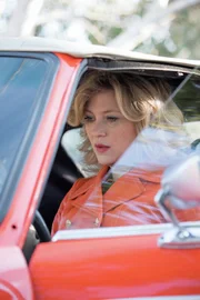Candice (Cécile Bois) ist von ihrem Auto begeistert.