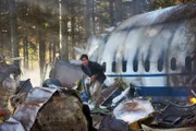 Seol (gespielt von Daniel Lee) krabbelt blutüberströmt und unter Schock aus dem Wrack des Air China Fluges 129.