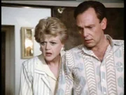 Jessica Fletcher (Angela Lansbury) und Avery Burns (Jake Jacobs) finden die Sportjournalistin Loretta Lee in ihrem Zimmer tot vor.