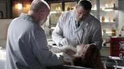 Doc Robbins (Robert David Hall, li.) und Dr. Raymond Langston (Laurence Fishburne) untersuchen die Leiche von Amber Jones (Elizabeth Chomko), die in dem Kofferraum eines Autos gefunden wurde. Pikanterweise handelt es sich um die Geliebte des Kongressabgeordneten Griffin...
