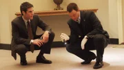 Ein Mann ist durch den Türspion seiner Wohnung mit einer abgesägten Schrotflinte erschossen worden. Die Detectives Don Flack (Eddie Cahill, r.) und Mac Taylor (Gary Sinise) ermitteln.