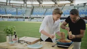 V.l.: Sohn Rocco D'Acampo und Vater Gino D'Acampo kochen im Stadion
