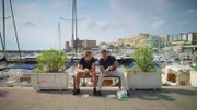 V.l.: Sohn Rocco D'Acampo und Vater Gino D'Acampo sitzen am Hafen