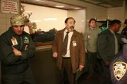 Ermittler Sidney Perlmutter (Arye Gross, 2.v.l.) kann es nicht glauben, aber im Terrarium liegt zwischen Würgeschlangen ein Toter. Wer hat diese brutale Mordmethode umgesetzt?