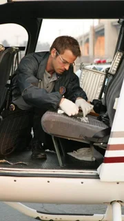 Sorgfältig untersucht Detective Danny Messer (Carmine Giovinazzo) den Hubschrauber. Findet er einen Hinweis auf die Verbrecher?