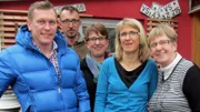 Monika (63, re.) und ihre Kinder Michael (37, 2.v.li.), Bettina (43, 3.v.re.) und Sabine (41, 2.v.re.) sind komplett überfordert. Vor einem Jahr starb Monikas Mann Franz an Krebs und hinterließ seiner Familie mehrere Schuppen, Garagen und Räume – alle randvoll mit Oldtimern und Autoersatzteilen. Um der Familie beim Verkauf der Sachen zu helfen, macht sich Trödelexperte und Autoliebhaber Otto Schulte auf den Weg in den Hochschwarzwald. Trödelprofi Otto Schulte (li.) kommt zur Unterstützung.