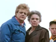 Jessica Fletcher (Angela Lansbury, l.) und Eudora McVeigh (Jean Simmons) entdecken bei einem Spaziergang die Leiche eines Mannes.