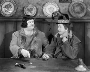 Ollie (Oliver Hardy, l.); Stan (Stan Laurel, r.)