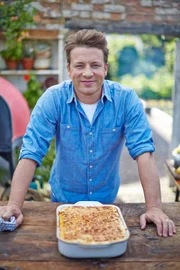 Jaime Oliver gibt der klassischen Lasagne den letzten Schliff und verfeinert die Nudeln mit knusprig gebratener Ente ...