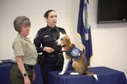 Ein CBP-Offizier graduiert einen K9 und seinen CBP-Offizier während einer Abschlusszeremonie der Hundeausbildung in Atlanta, Georgia (National Geographic for Disney).