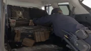 Ein CBP-Beamter holt Pakete mit mutmaßlichen Betäubungsmitteln heraus, die unter dem Rücksitz des Fahrzeugs eines Verdächtigen in Hidalgo, Texas, gefunden wurden. (National Geographic)