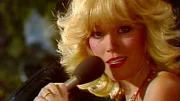 Weiter geht's mit den TOP HITS. Schlager, Oldies, große Rock- und Pop-Hymen. Diesmal sind mit dabei: Amanda Lear (Foto), Suzi Quatro, Vicky Leandros, T. Rex, Shocking Blue, die Bee Gees, Jürgen Marcus, Nena und viele mehr.