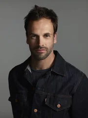 (1. Staffel) - Der exzentrische Engländer Sherlock Holmes (Jonny Lee Miller), hat das Scotland Yard als Consultant unterstützt. Als seine Drogenprobleme überhandnahmen, kam er nach New York City zu einer Entzugskur. Mittlerweile lebt er in Brooklyn und arbeitet als Berater für das NYPD ...