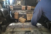 Ein CBP-Beamter holt am Grenzübergang in Hidalgo, Texas, mehrere Pakete mit mutmaßlichen Betäubungsmitteln aus einem versteckten Fach im Fahrzeug eines Verdächtigen. (National Geographic für Disney)