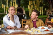 Zusammen mit seinem alten Freund und Mentor Gennaro Contaldo (l.) bereitet Jamie Oliver (r.) besondere Bolognese Ravioli zu ...