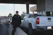 Der CBP-Beamte Hernandez Valentin patrouilliert auf den Hauptfahrbahnen, wenn Fahrzeuge versuchen, die Grenze in El Paso, Texas, zu passieren. (National Geographic für Disney)