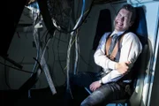 Flugbegleiter Richard Demary (gespielt von Spencer Robson), der nach dem Absturz des US-Air-Fluges 1016 immer noch an seinem Sitz festgeschnallt ist.