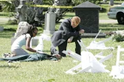 Bei einer Beerdigung wurden der Häftling Aberto Fuentes und einige Trauergäste ermordet. Alexx Woods (Khandi Alexander) und Horatio Caine (David Caruso) können nur noch nach Spuren suchen, die sie zu den Tätern führt.