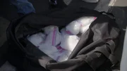 Ein schwarzer Beutel mit mehreren Tütchen Methamphetamin wurde bei einem HSI-Einsatz in Orange County, Kalifornien, im Fahrzeug eines Verdächtigen entdeckt (National Geographic).