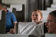Verängstigte Passagiere (gespielt von Darstellern im Hintergrund) in der Kabine des US-Air-Flugs 1016, als das Flugzeug heftig bebt. (Bildnachweis: Cineflix/Darren Goldstein)