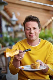 Jamie Oliver präsentiert sein getoastetes Käsesandwich.