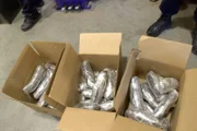 Mehrere Pakete mit mutmaßlichen Betäubungsmitteln werden entsprechend dem Fundort im Fahrzeug eines Verdächtigen in Calexico, Kalifornien, verpackt (National Geographic for Disney).