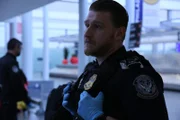 CBP-Beamter Busa gibt ein Interview am Philadelphia International Airport in Philadelphia, Pa. (National Geographic for Disney)