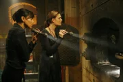 Im Mülloffen des Jeffersonian Instituts wurde die Leiche einer ehemaligen Praktikantin gefunden. Dr. Saroyan (Tamara Taylor, l.) und Brennan (Emily Deschanel) untersuchen den Tatort genauer.