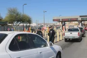 Die CBP-Beamten Acosta und Thomas patrouillieren auf den Hauptfahrbahnen, wenn Fahrzeuge versuchen, die Grenze in El Paso, Texas, zu überqueren.