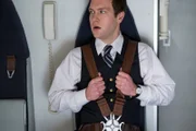 Flugbegleiter Richard Demary (gespielt von Spencer Robson) klammert sich an die Gurte seines Notsitzes, als der US-Air-Flug 1016 heftig schüttelt und zu stürzen beginnt. (Bildnachweis: Cineflix/Darren Goldstein)