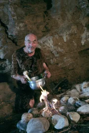 Um zu beweisen, dass es auch ohne die Errungenschaften der Zivilisation geht, will Peter (Peter Lustig) drei Tage wie ein Steinzeitmensch in der Wildnis leben.