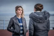 Jess Meredith (Chanel Cresswell) und Lisa Armstrong (Morven Christie) sprechen sich aus.
