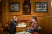 Abbie Armstrong (Imogen King) erzählt ihrer Mutter Lisa (Morven Christie) von den Drogengeschäften.