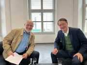 Auf seiner Reise durch die Welt der Medikamente trifft Harald Lesch (l.) auch Bundesgesundheitsminister Karl Lauterbach (r.) in Berlin, um ihm auf den Zahn zu fühlen. Wie könnte die medizinische Versorgung in Deutschland in Zukunft aussehen?