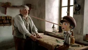 Was für eine Überraschung: Die Holzfigur, die Geppetto (Mario Adorf) geschnitzt hat, kann sprechen. Und beginnt Pinocchio zu lügen, wächst seine Nase.