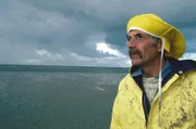 Peter (Peter Lustig) hat sich im Wattenmeer verlaufen und die Flut kommt. In welcher Richtung liegt das Boot? Peter wird es langsam unheimlich.