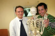 Oberarzt Jürgen im SRH Klinikum Karlsbad-Langensteinbach erklärt Willi, was Querschnittlähmung genau bedeutet und wie sie entsteht.