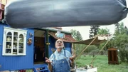 Wie schwebt ein Zeppelin? Peter Lustig probiert es aus - und lässt seinen eigenen Blimp im Garten steigen.