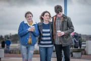 Lisa Armstrong (Morven Christie) verbringt den Nachmittag mit ihren Kindern Abbie (Imogen King) und Rob (Art Parkinson).