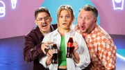 Sebastian Lege (r.), Lilly Temme (M.) und Florian Reza (l.) nehmen das klebrige Geschäft von Coca Cola auseinander und decken die miese Masche hinter der zuckerfreien Cola Alternative auf.