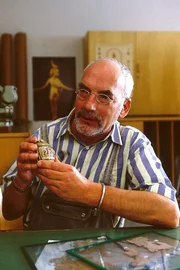 Peter (Peter Lustig) geht mit seinem Skarabäus ins ägyptische Museum. Ob die eingeritzten Hieroglyhen Glück bedeuten?