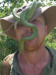 Damien mit der Schlange auf dem Kopf