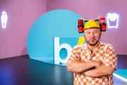 Sebastian Lege, Lilly Temme und Florian Reza nehmen das klebrige Geschäft von Coca Cola auseinander und decken die miese Masche hinter der zuckerfreien Cola Alternative auf.