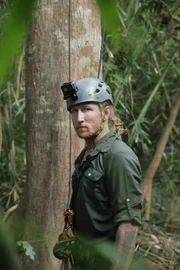 Damian bereitet sich darauf vor, auf den Baum zu klettern