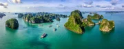 Die Bucht von Halong ist weltbekannt für ihre fast 2.000 malerischen Kalkstein-Inseln.